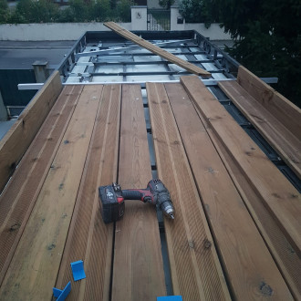 Les travaux sur le toit avancent ! Je commence à poser la terrasse